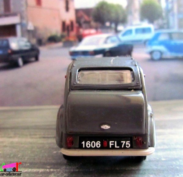 citroen-2cv-azlm-coffre-bombe-1956-norev-hachette