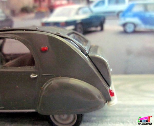 citroen-2cv-azlm-coffre-bombe-1956-norev-hachette