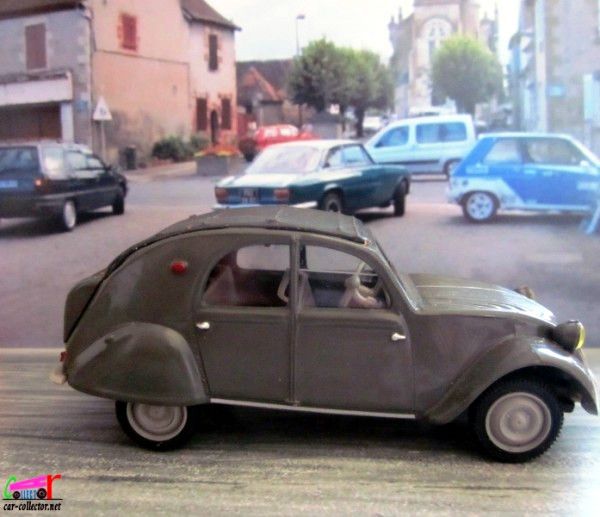 citroen-2cv-azlm-coffre-bombe-1956-norev-hachette