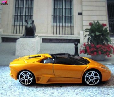 lamborghini-reventon-roadster-jaune-hot-wheels