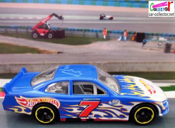 chevrolet-impala-danica-patrick-nascar-2010-hot-wheels