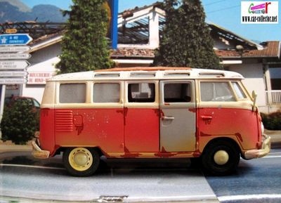 volkswagen-samba-bus-vw-combi-dans-son-jus-serie-old-friends-maisto-scale-125