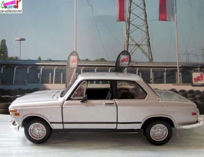 bmw-2002-tII-1972-street-classics-burago-scala-132