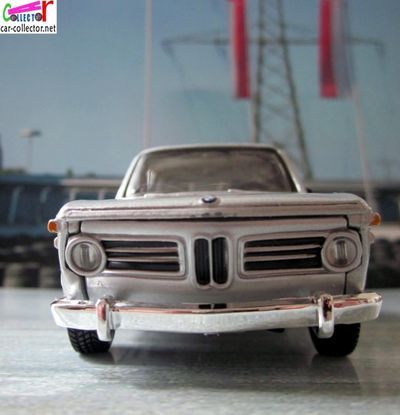 bmw-2002-tII-1972-street-classics-burago-scala-132