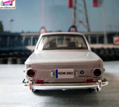 bmw-2002-tII-1972-street-classics-burago-scala-132