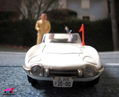 toyota-2000-gt-james-bond-007-film-on-ne-vit-que-deux-fois-corgi-ladder-143