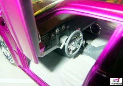 dodge-magnum-r/t-large-violette-portes-papillons-revell-ladder-125