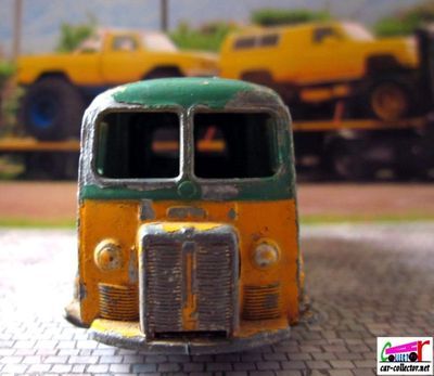 fourgon-peugeot-d3a-lampes-mazda-dinky-toys-meccano-france