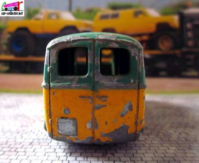 fourgon-peugeot-d3a-lampes-mazda-dinky-toys-meccano-france