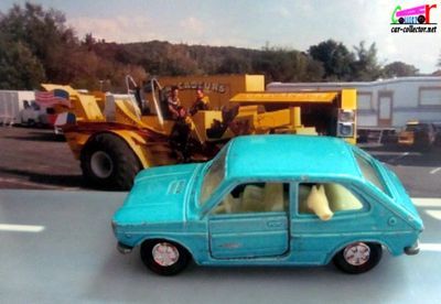 fiat-127-bleue-majorette-petit-chien-arriere-voiture