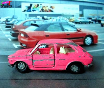 fiat-127-rose-majorette-avec-petit-chien-banquette-arriere