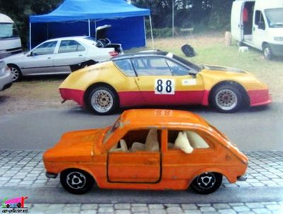 fiat-127-orange-majorette-avec-petit-chien-banquette-arriere