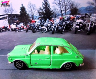 fiat-127-verte-majorette-avec-petit-chien-banquette-arriere