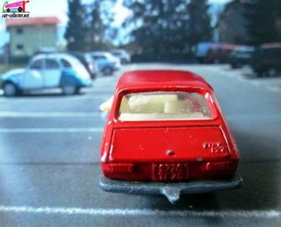 fiat-127-rouge-majorette-avec-petit-chien-banquette-arriere