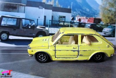 fiat-127-jaune-majorette-avec-petit-chien-banquette-arriere