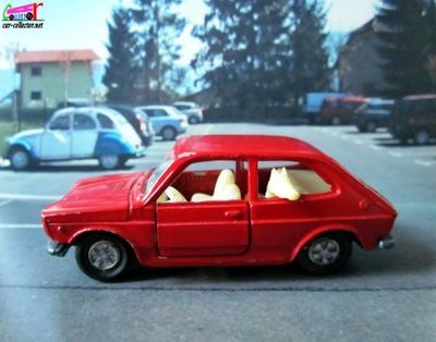 fiat-127-majorette-avec-petit-chien-banquette-arriere