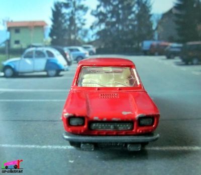 fiat-127-rouge-majorette-avec-petit-chien-banquette-arriere