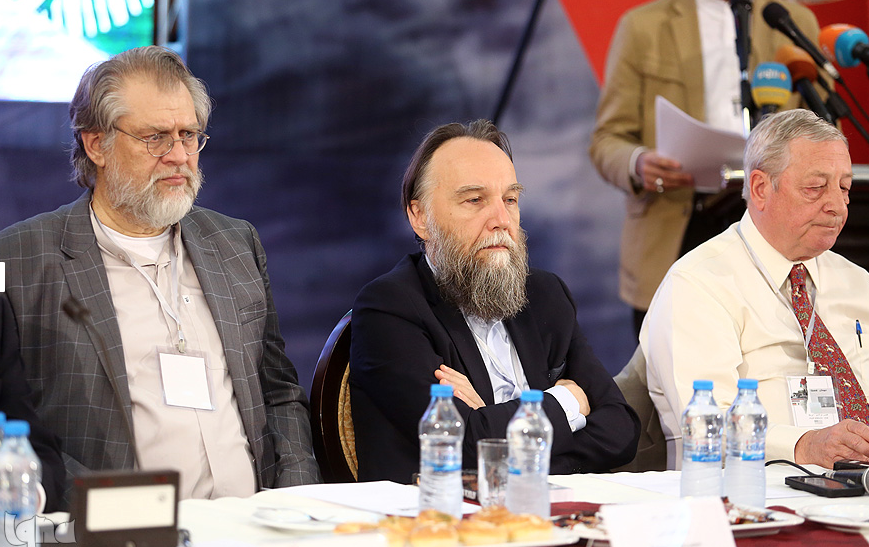 De gauche à droite: Nader Talebzadeh, Alexandre Douguine, Philip Giraldi