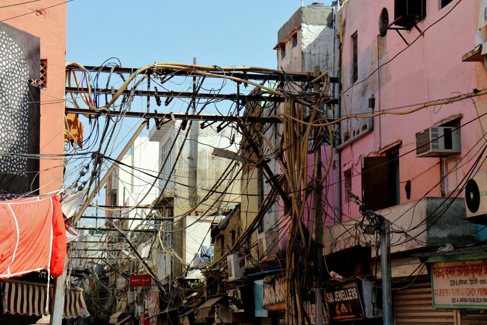 Dans les rues de Delhi, marchands et marchandises