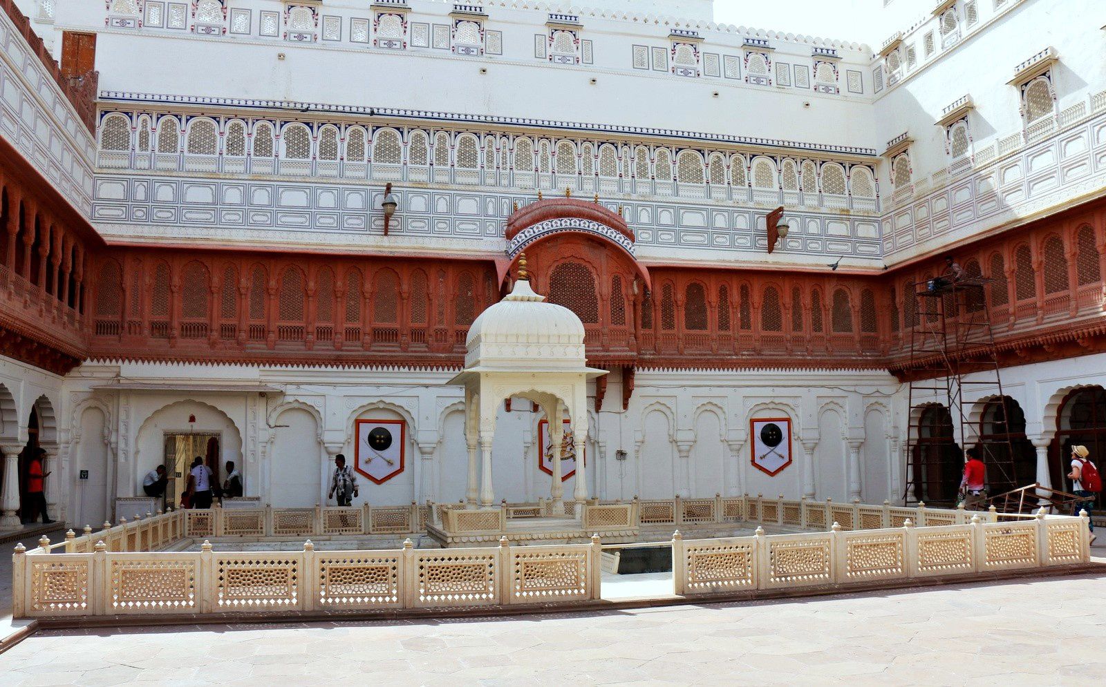 Junagarh Fort (Bikaner, Inde), première cour du palais de mahârâja. 
