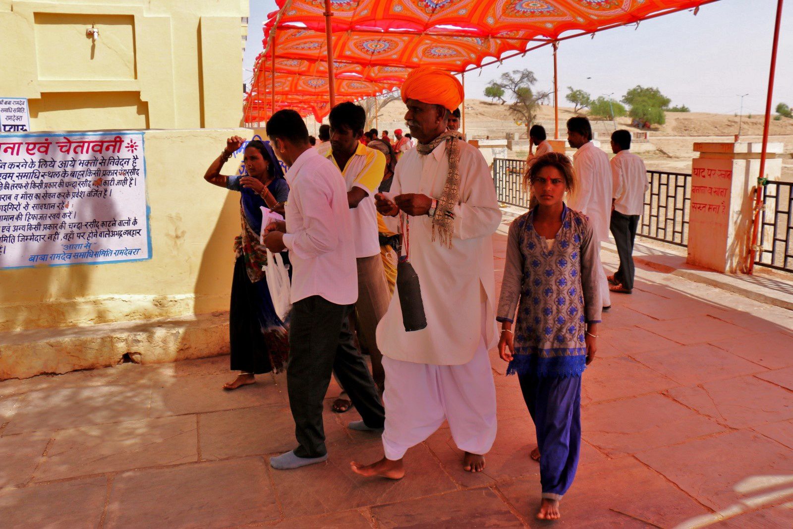 Lieu de culte sur la route entre Bikaner et Jaisalmer, Rajasthan (Inde)