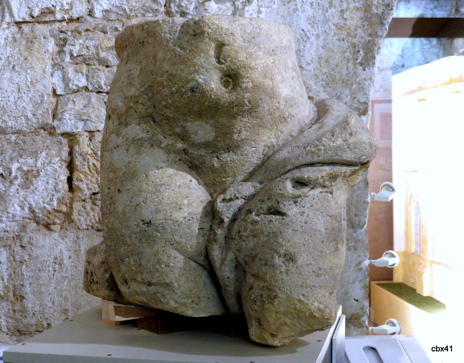 Buste d'angelot et lion, abbaye d'Orval