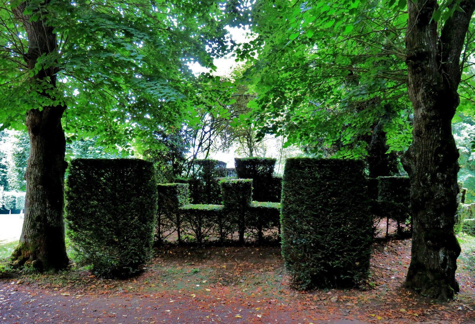 Château de Vendeuvre, l'art topiaire dans les jardins