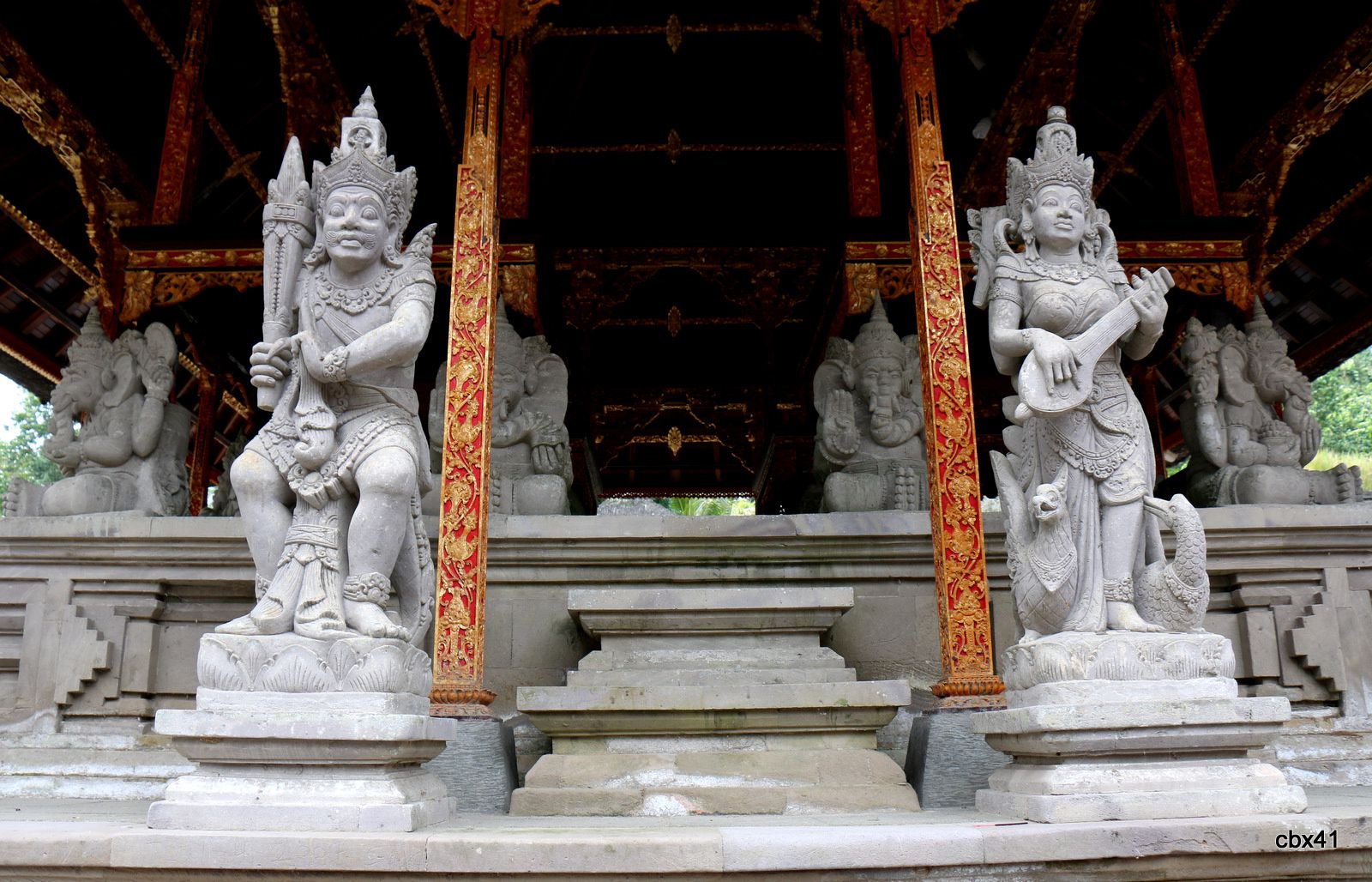 Statues du temple de Tirta Empul, Tampaksiring (Bali, Indonésie)
