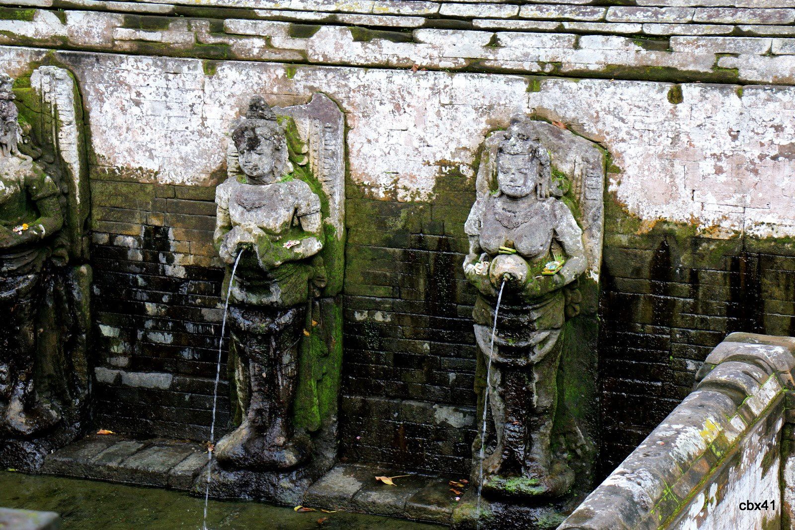 Deux des six statues alimentant les bains, l'un pour les hommes et l'autre pour les femmes