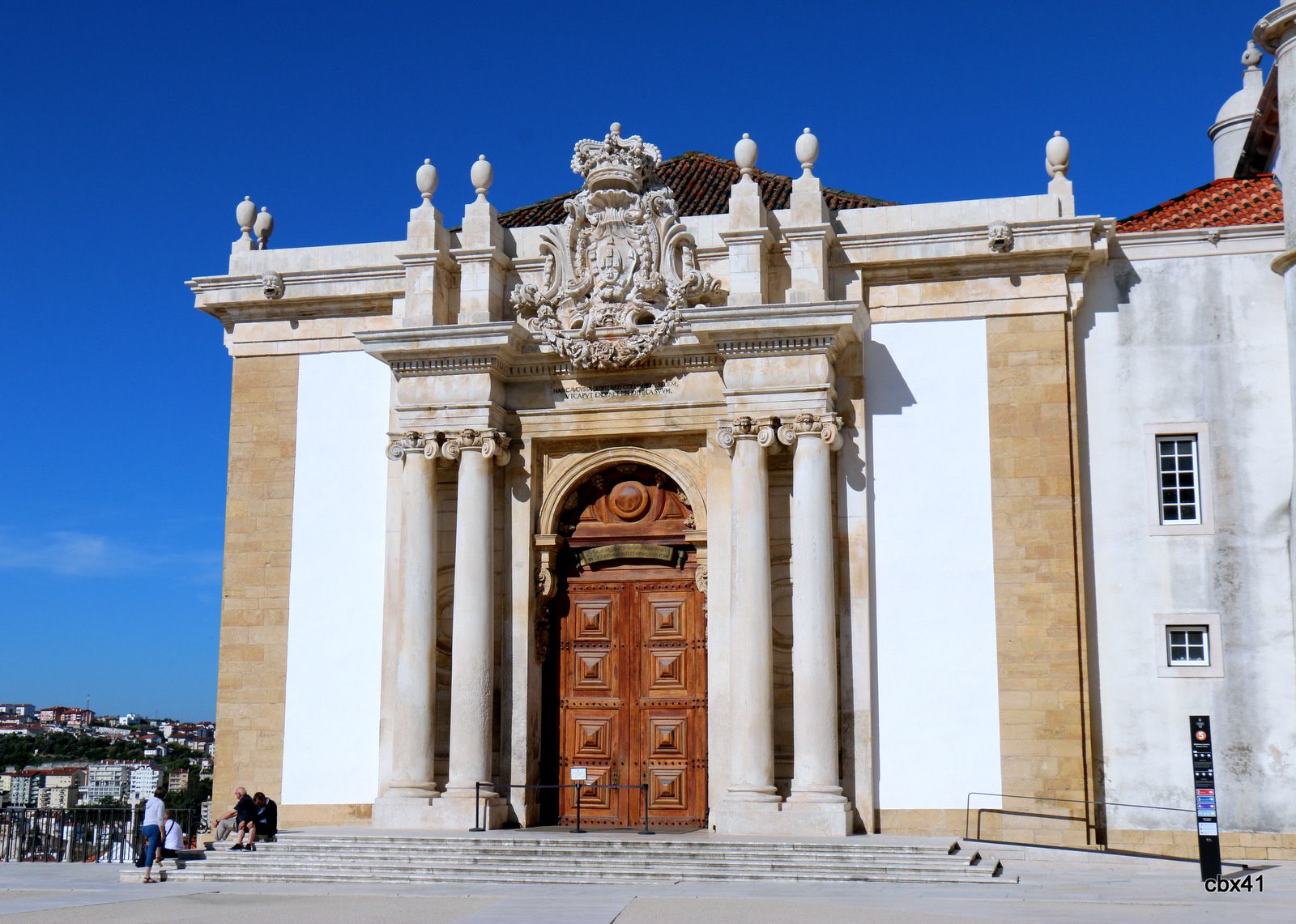 Portes de la bibliothèque et de la chapelle St Michel, cour de l’Université de Coimbra (Portugal)
