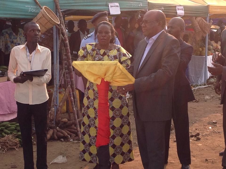 Administradora Municipal da Damba, Sra Maria Fernandes Kavungo e o vice-governador para sector técnico e infra-estruturas do Uíge, Afonso Luviluko. Imagem do Muana Damba