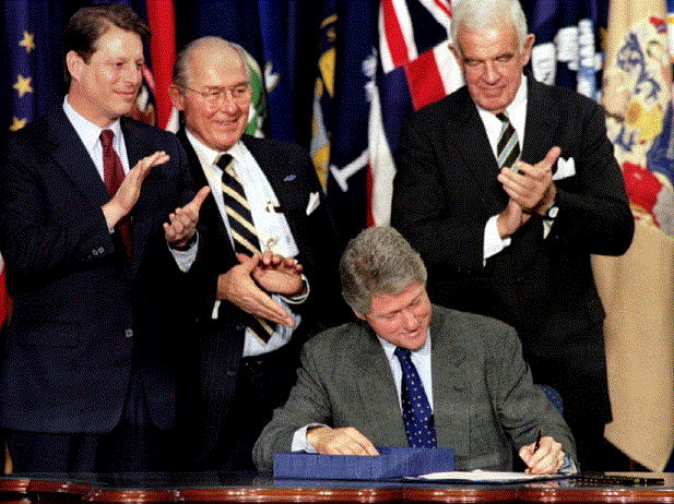 Le 14 septembre 1993, le Président Bill Clinton signe l'ALENA, l’Accord de libre-échange nord-américain. Photo DR