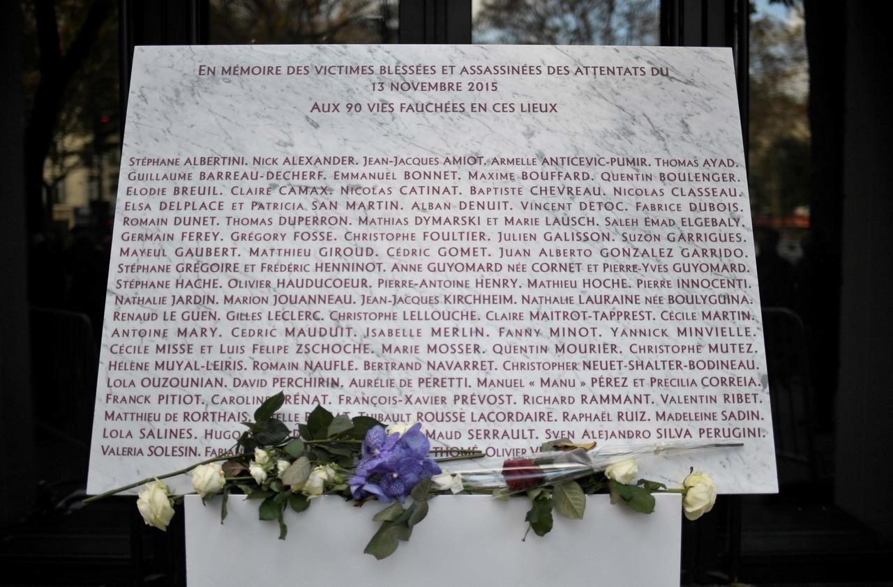 La plaque commémorative des attentats du 13 novembre, au Bataclan. /AFP PHOTO/STEPHANE DE SAKUTIN