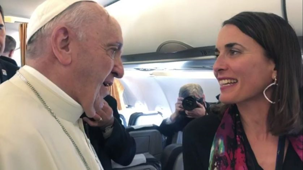 Mathilde Imberty dans l'avion papal le 31 mai 2019• Crédits : Radio France