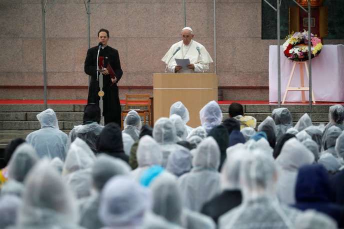 Le pape François dans le parc de la paix de Nagasaki au Japon, le 24 novembre. KIM HONG-JI / REUTERS 