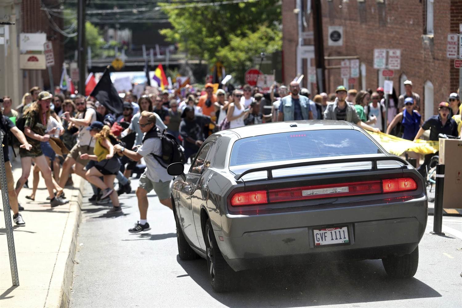 La voiture du suprémaciste fonçant sur la foule des militants antiracistes à Charlottesville