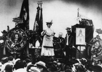 Une des dernières photos de Rosa Luxemburg lors d'un meeting des Spartakistes. Elle savait allier l'élégance et la rigueur révolutionnaire.