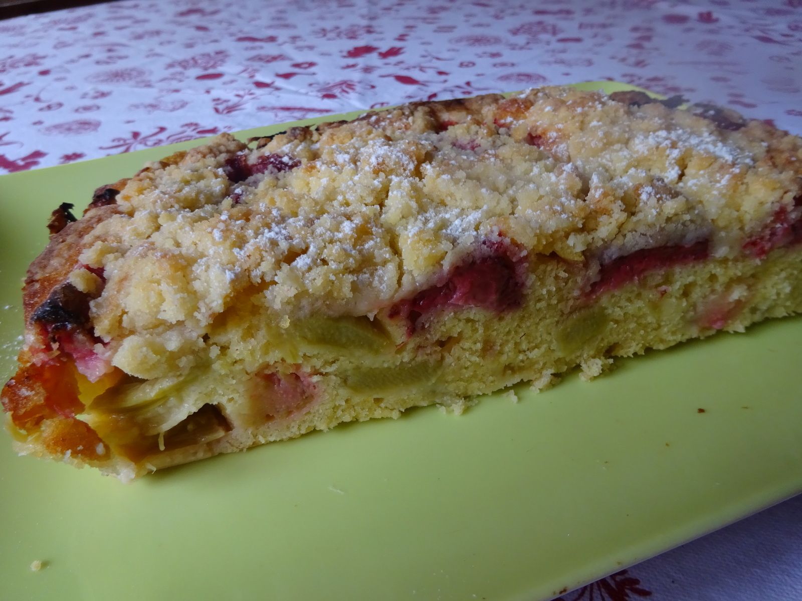 Gateau Crumble A La Rhubarbe Et Aux Fraises Le Blog De Lacigognetoquee Over Blog Com
