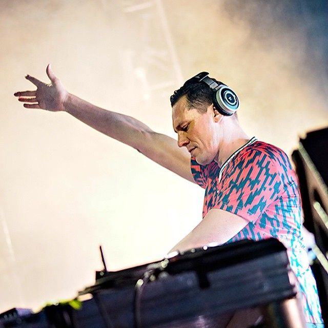 Tiësto Club Life 421 - ZAXX Guest Mix - april 25, 2015