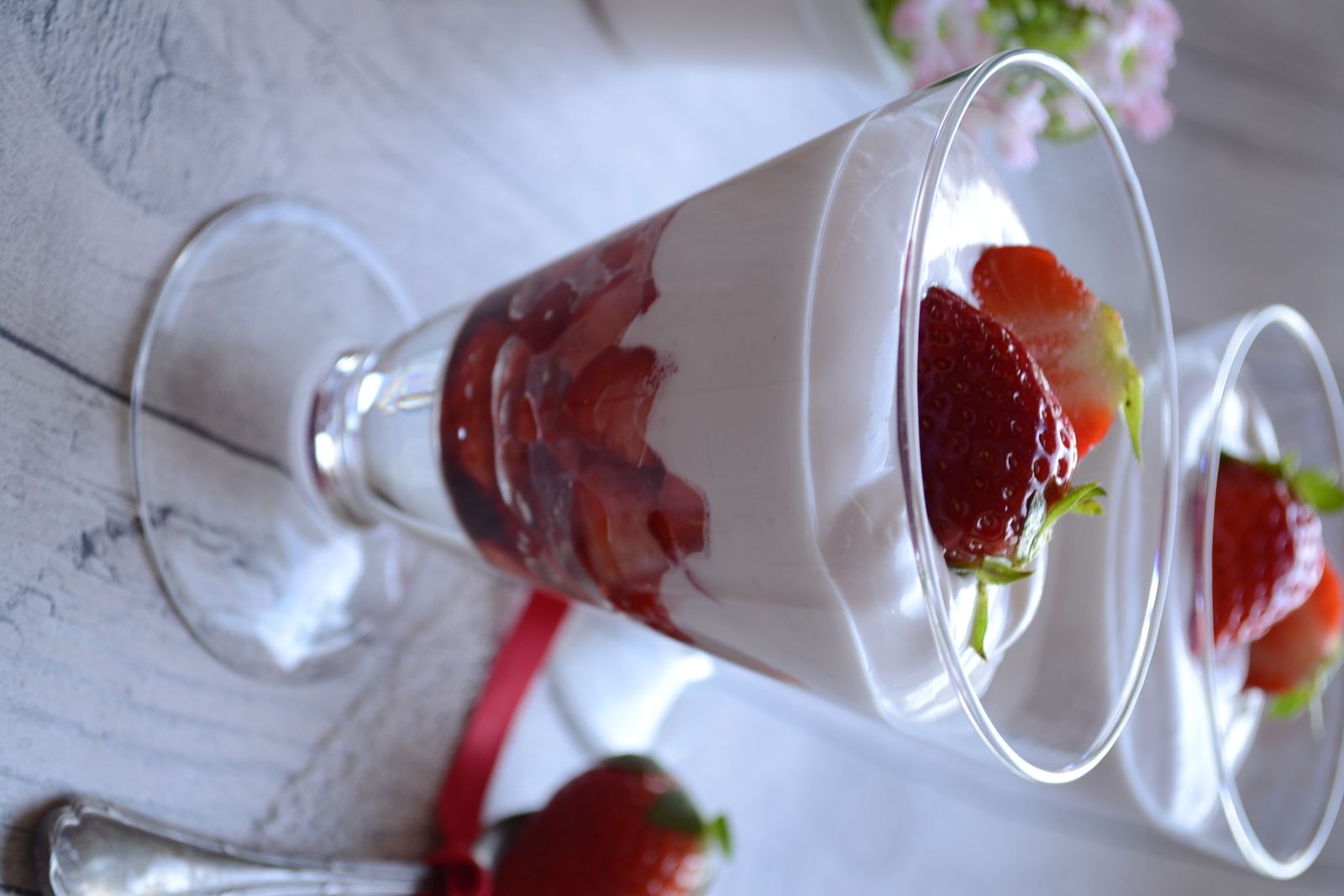 Verrines de fraises, petits suisses et crème de Cassis #Jours Heureux