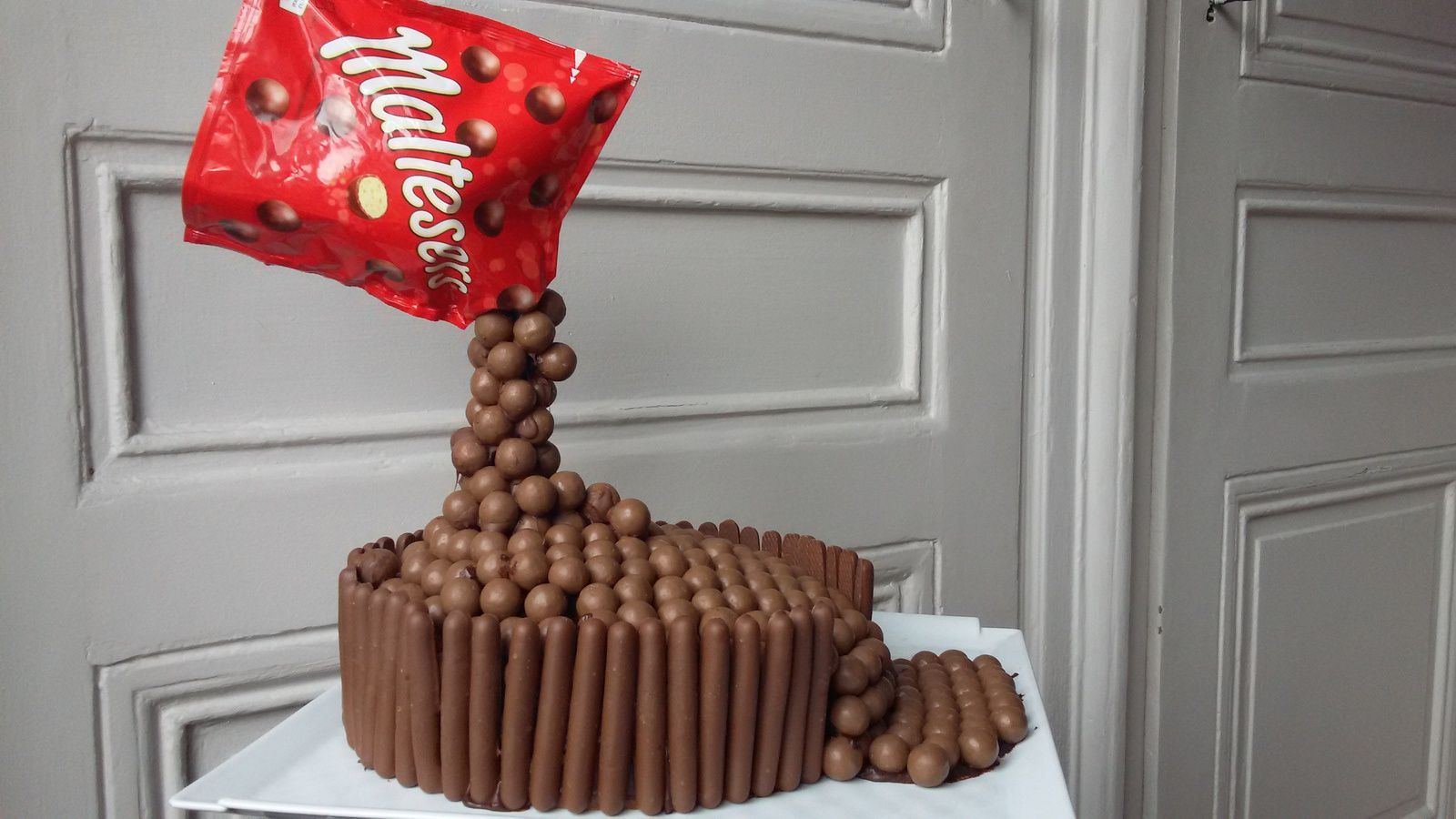 Gravity cake aux Maltesers ou gâteau suspendu - un peu de patience pour en mettre plein la vue!