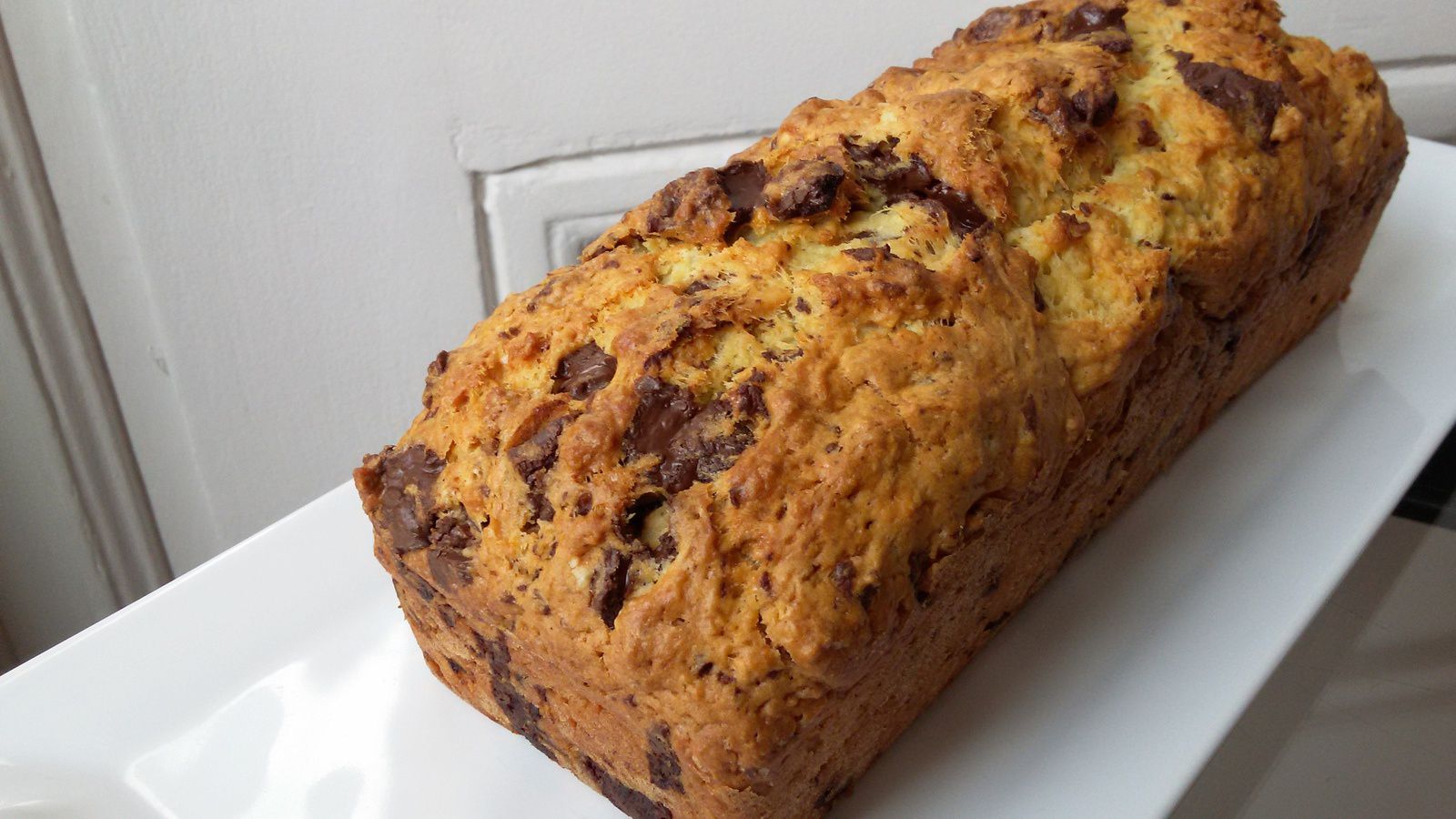 Cake tout simple // moelleux aux pépites de chocolat et jus d'orange // apport limité en beurre // recette de gâteau avec 1 seul oeuf!