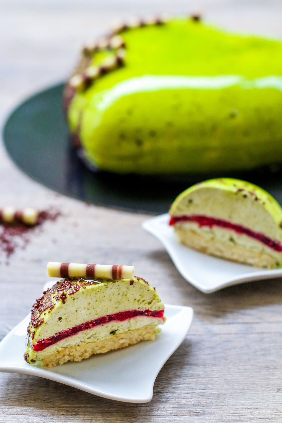 Entremet mousse de pistache, insert framboise et biscuit dacquoise - Les  Délices De Marina