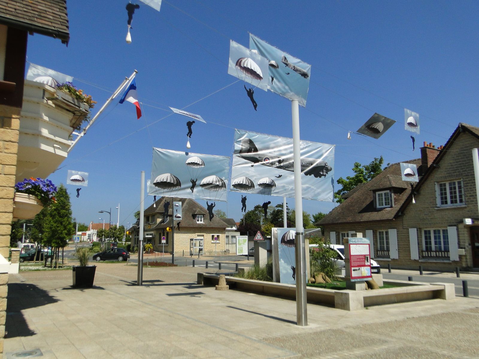 La place de la Mairie du village de MERVILLE FRANCEVILLE dans le Calvados est décorée pour célébrer l'événement qui a frappé cette commune