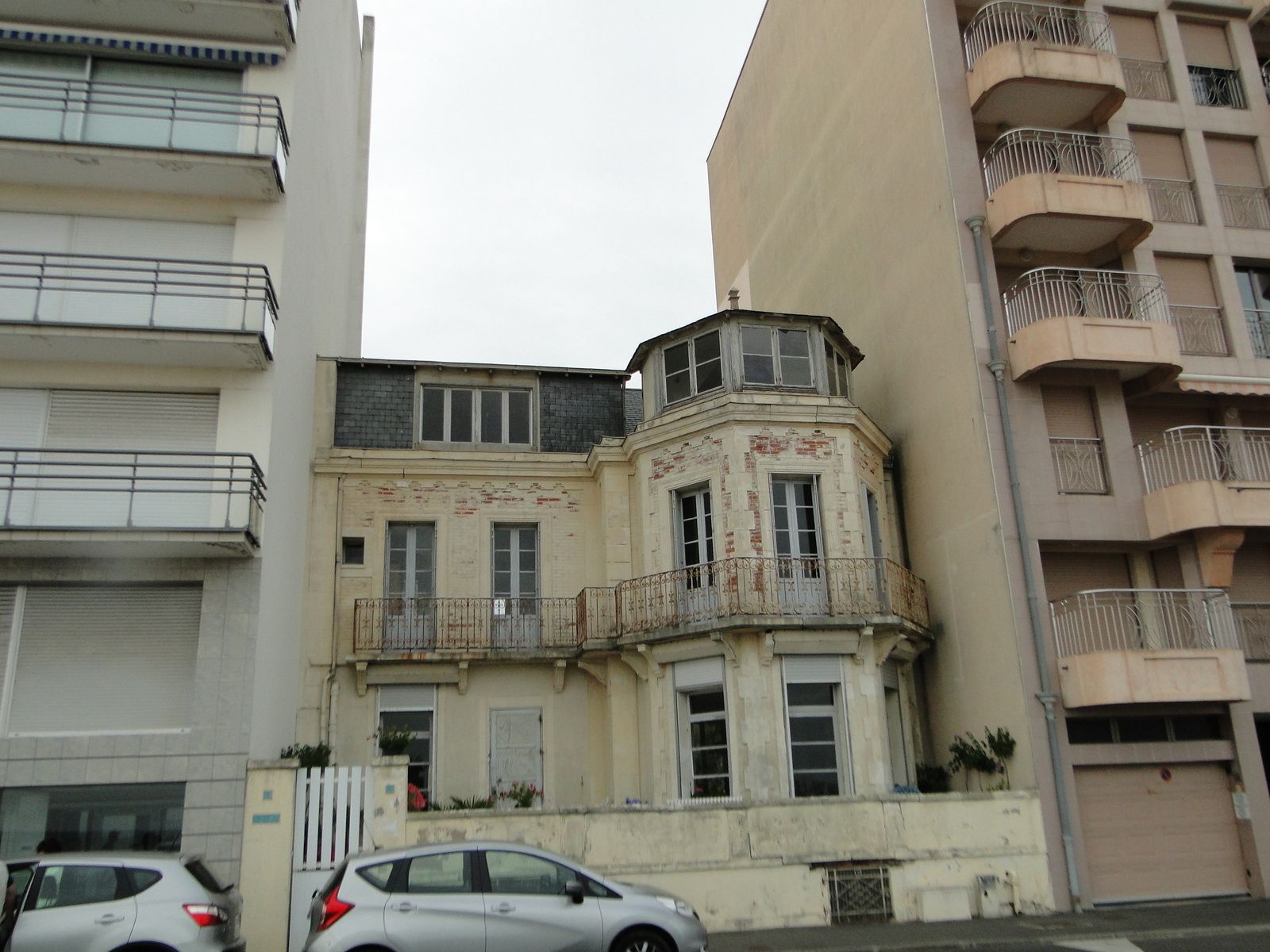 Un exemple à sauvegarder : une belle pièce entre deux....