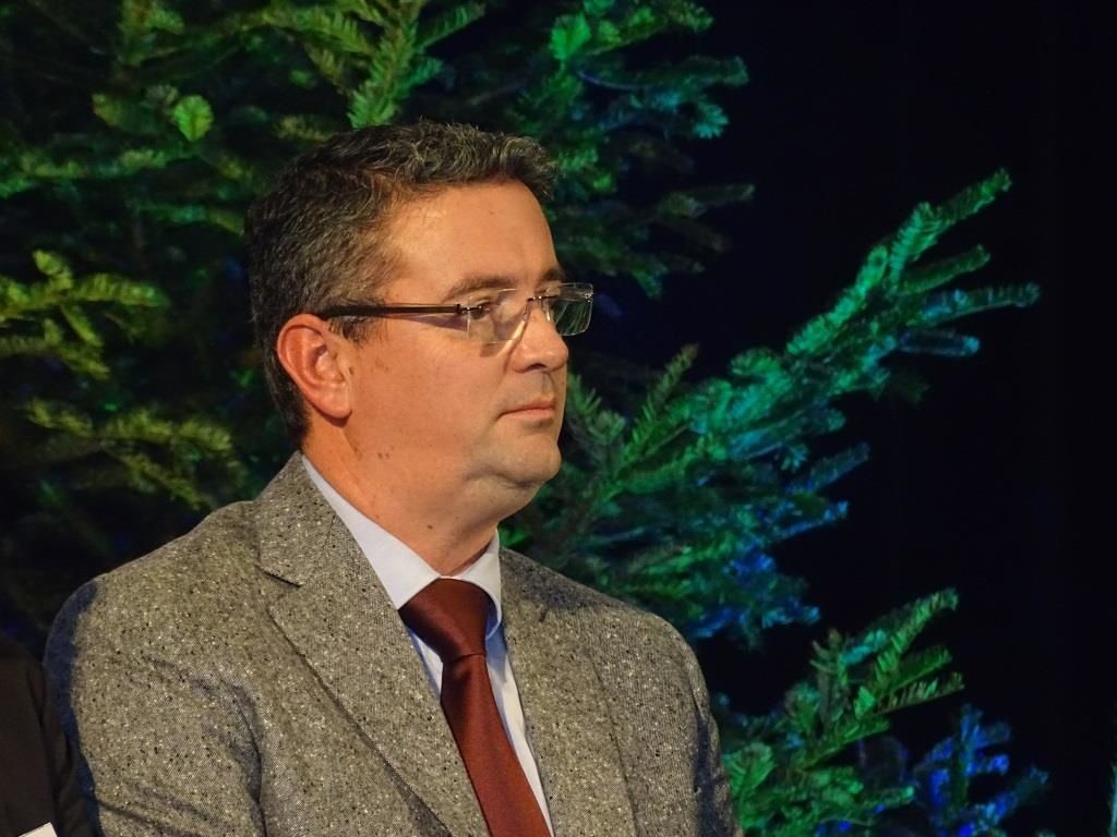 YANNICK MOREAU MAIRE D'OLONNE REGARDE AU LOIN