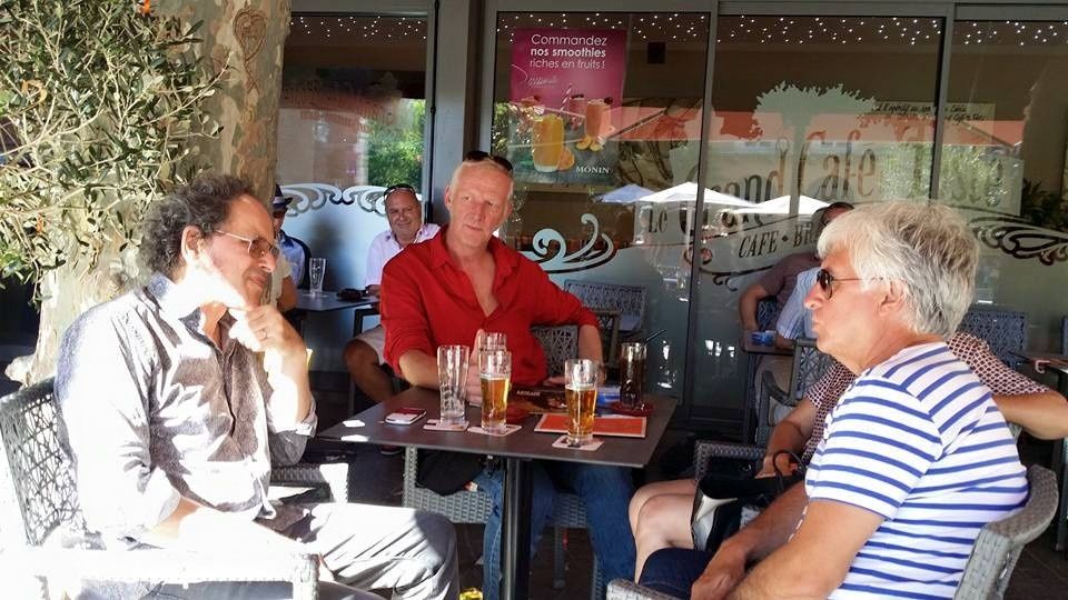 Pascal Comelade, à gauche, le dessinateur Riff, au centre, et le directeur (entre autre) du Festival international du Disc Jean Casagran