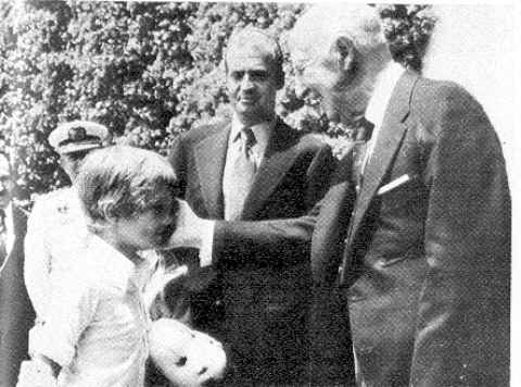 De gauche à droite, le jeune Philippe de Bourbon (actuel Philippe VI), Juan-Carlos de Bourbon (ancien Roi d’Espagne), et le Général Franco.