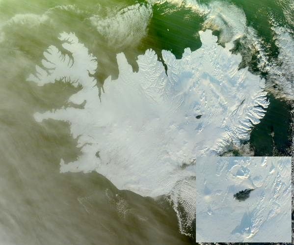 Le champ de lave d'Holuhraun tranche en sombre sur une Islande entièrement blanche de neige et glace - doc. Nasa