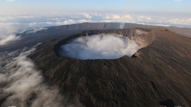  Piton de La Fournaise, Dolomieu crater - photo Imazpress
